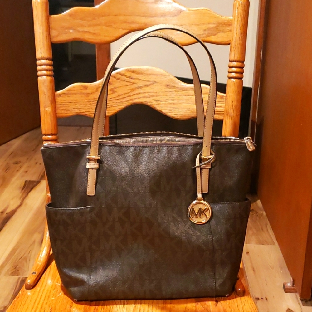 Michael Kors Signature Jet Set Top Zip Tote - Brown/Acorn/Gold Hardware